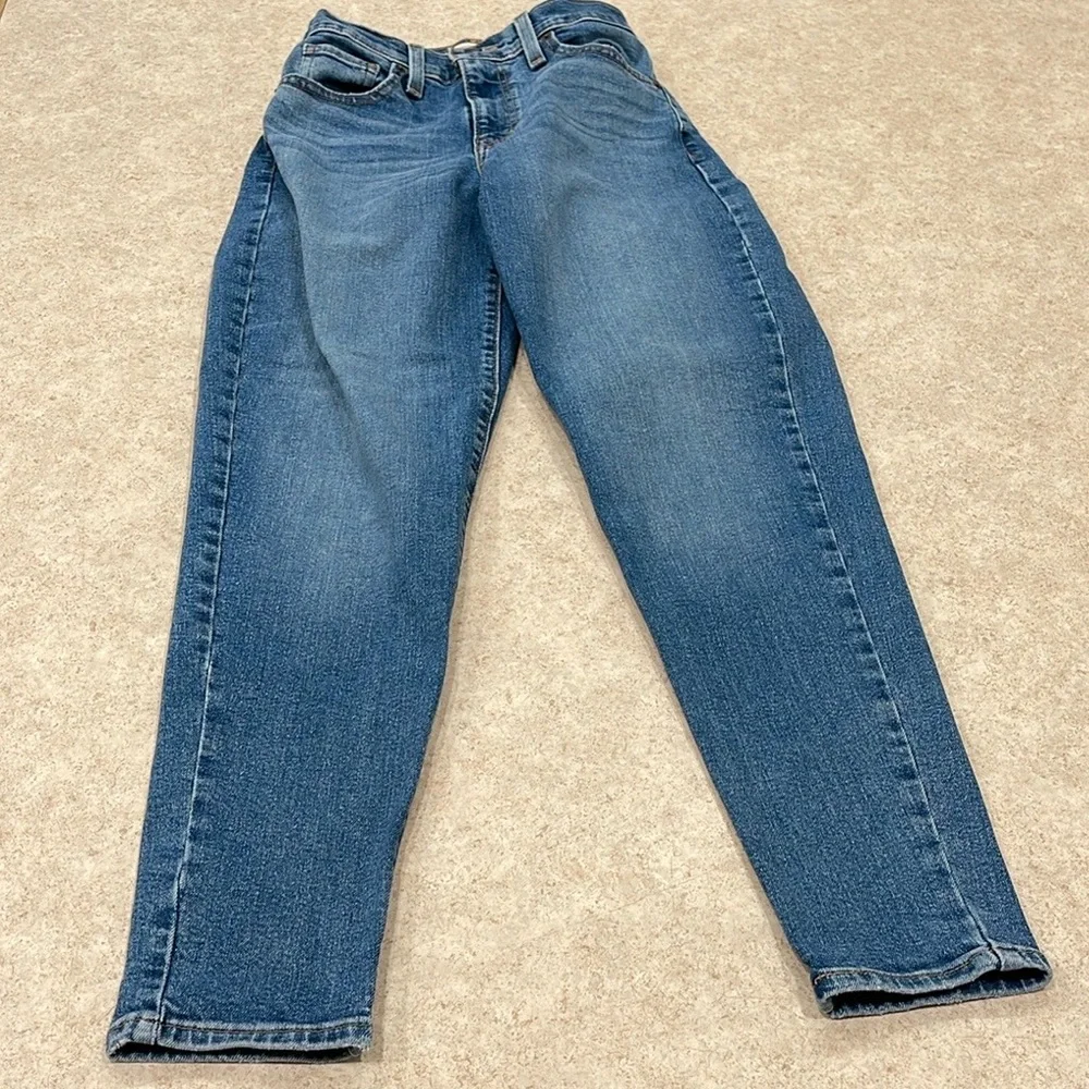 WOMENS LEVI’S HIGH WAISTED MOM JEAN IN A MEDIUM BLUE WASH DENIM 80’s VIBE… - Picture 6 of 11